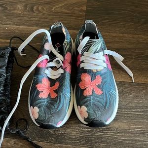 Skor Hawaiian Print Sneakers